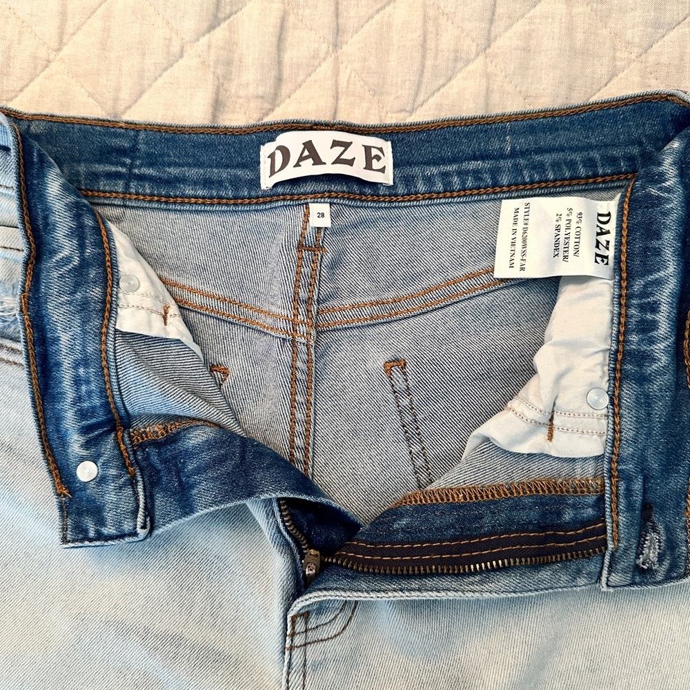 DAZE relaxed straight leg, light wash, distressed denim jeans, size 29 - Picture 2 of 8